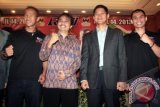 Menteri Pemuda dan Olahraga Roy Suryo (dua kiri) bersama dua petinju andalan Indonesia Chris John (kanan) dan Daud Jordan (kiri) serta promotor dua petinju tersebut Raja Sapta Oktohari (dua kanan) saat konferensi pers di Jakarta, Selasa (5/3). Dragon Fire kembali menggelar pertandingan tinju kelas dunia yakni Dragon Fire World Championship Boxing yang akan digelar pada 14 April 2013 di Jakarta dengan mempertemukan Chris John (The Dragon) dengan petinju asal Jepang Satoshi Hosono serta Daud Yordan (Cino) akan melawan petinju asal Afrika Selatan Simpiwe Vetyeka. FOTO ANTARA/Dhoni Setiawan/Koz/pd/13.