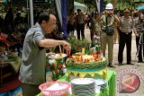 Tanjung, 27/3 - POTONG TUMPENG - Bupati Balangan, Sefek Effendie melakukan pemotongan tumpeng saat upacara peringatan Hari Ulang Tahun ke-3 perusahaan penyedia jasa pengamanan, PT Demitra Karsa Perdana (PT DKP) di Simpang Wara, Tabalong, Selasa (26/3). PT DKP memiliki peran penting dalam upaya pengamanan kawasan pertambangan batu bara nasional , PT Adaro Indonesia sebagai obyek vital nasional (obvitnas) yang sebagian wilayah operasionalnya berada di Balangan. Foto: ANTARA/Rusmanadi