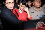 Pedangdut yang juga artis peran Julia Perez menangis saat akan pindahkan di Kejaksaan Negeri Jakarta Timur, Jatinegara, Jakarta, Selasa, (19/3). Julia Perez di pindahkan dari Kejaksaan Negeri Jakarta Timur ke Rumah Tahanan Pondok Bambu untuk menjalani vonis tiga bulan penjaraa yang di dasarkan putusan Mahkamah Agung atas perkara penganiayaan terhadap Dewi Persik.FOTO ANTARA/Teresia May
