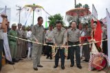 Martapura, 11/3 - JEMBATAN SUNGAI ASAM - Kepala Badan Nasional  Penanggulangan Bencana (BNPB) Dr H Syamsul Maarif (tengah) memotong pita disaksikan Gubernur Kalsel H Rudy Ariffin dan Bupati Banjar H Kairul Saleh pada peresmian Jembatan Sungai Asam Kecamatan Karang Intan, Kabupaten Banjar, Senin (11/3). Pembangunan jembatan dengan rangka baja tersebut dananya berasal dari Kabupaten Banjar sendiri dan sebagian dari Badan Nasional Penanggulangan Berncana (BNPB).(Foto Antara/humas/AK/C)