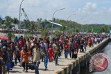 Ribuan tenaga kerja Indonesia (TKI) korban konflik di Lahad Datu Sabah meninggalkan Sabah Malaysia dengan membawa anak-anak menuju kampung di Sulsel melalui Pelabuhan Tunon TakaNunukan, Kaltim, Minggu (17/3). Mereka mengaku terpaksa pulang kampung karena konflik antara pemberontak bersenjata Filipina dengan pemerintah Malaysia semakin memanas. FOTO ANTARA/M Rusman