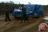Mobil Pintar dari SIKIB terjebak di lumpur saat menyusuri perbatasan bersama tim Bhakti Negeri di Lintas Batas Menuju Indonesia Sejahtera