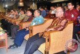 Suasana acara Pekan Panutan Penyampaian Surat Pemberitahuan (SPT) Tahunan Pajak Penghasilan Orang Pribadi (PPh OP) Tahun Pajak 2012 di Kantor Gubernur Kaltim, Jumat (15/3). (M Ghofar/ANTARA)