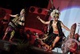 Penari membawakan Tari Kuwai Dayak pada pembukaan pameran seni Borneo di Bentara Budaya Jakarta, Rabu (27/3) malam. Tarian asli suku Dayak tersebut menceritakan keindahan burung Kuwai (Argusianus argus) memamerkan bulunya kepada lawan jenis saat musim kawin, sering ditarikan untuk menyambut tamu besar. FOTO ANTARA/Yudhi Mahatma