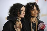 Sara Gilbert bertunangan dengan penyanyi Linda Perry