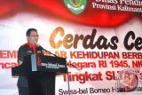 Majelis Permusyawaratan Rakyat (MPR) RI melakukan sosialisasi kehidupan berbangsa dan bernegara di Samarinda, Kalimantan Timur, melalui Lomba Cerdas Cermat 4 Pilar Kehidupan Berbangsa dan Bernegara yang melibatkan para siswa tingkat SMA/sederajat. Kepala Biro Sekretariat Pimpinan MPR RI Aip Suherman ketika membuka acara tersebut di Samarinda, Sabtu. (M Ghofar/ANTARA)

