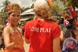 Seorang gadis Wehea tersenyum lebar di tengah kemeriahan pesta adat Lom Plai di Kampung Nehas Liah Bing, Muara Wahau, Kutai Timur, Kalimantan Timur, Selasa (23/4). (Novi Abdi/ANTARA)