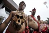 Jakarta (Antara Bali) - Sejumlah pemuda berbusana tradisional Dayak saat Pekan Budaya Dayak 2013 di Istora Senayan, Jakarta, Sabtu (27/4). Ajang promosi budaya yang berlangsung hingga 30 April 2013 tersebut menampilkan berbagai produk dan potensi Kalimantan, khususnya budaya Suku Dayak. FOTO ANTARA/Ismar Patrizki/nym/2013.