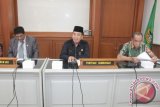 Ketua DPRD Kaltim HM Mukmin Faisjal didampingi Wakil Ketua H Aji Sofian Alex dan H Hadi Mulyadi, memimpin Badan Anggaran DPRD Kaltim melakukan kunjungan kerja ke DPRD Jawa Barat, Kamis (25/4). Di Kota Kembang ini, Banggar DPRD Kaltim berbagi ilmu mengenai pembahasan, penerapan dan pengelolaan anggaran. Anggota Banggar yang ke Jabar yakni Waris Husain, HM Syahrun, Gamalis, Sarkowi V Zahry, Hermanto Kewot, Wibowo Handoko, Ichruni Lufti Sarasakti, Arsyad Thalib, Mudiyat Noor, Datu Yaser Arafat, dan Zain Taufik Nurrohman. Kemudian ada Rusman Ya'qub, Gunawarman, Yefta Bertho, Artya Fathra Martin, Syaparudin, Zainal Haq, dan Sekretaris DPRD Kaltim Fachruddin Djaprie. Rombongan diterima Ketua DPRD Jawa Barat Irfan Suryanagara. (Humas DPRD Kaltim/adv/lia/met)