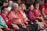 Gubernur Kalbar, Cornelis (kiri) bersama sejumlah gubernur asal Kalimantan dan Wapres Boediono saat pembukaan Pekan Budaya Dayak 2013 di Istora Senayan Jakarta, Sabtu. (Donatus Budiono)