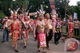 Iring-iringan karnaval peserta Pekan Budaya Dayak 2013 di Jakarta, Minggu (28/4). (Donatus Budiono)