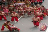 Iring-iringan karnaval peserta Pekan Budaya Dayak 2013 di Jakarta, Minggu (28/4). (Donatus Budiono)