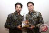 Bintang film Reza Rahardian (kiri) dan Produser MD Entertainment Manoj Punjabi menerima penghargaan nasional HKI 2013 kategori Karya Cipta Sinematografi dalam peringatan hari Kekayaan Intelektual Sedunia 2013 di Jakarta, Rabu, (24/4). Pemberian penghargaan tersebut merupakan rangkaian peringatan Hari Kekayaan Intelektual Sedunia 2013 yang jatuh pada tanggal 26 April 2013 .FOTO ANTARA/Teresia May/ss/ama/13
