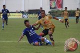 Pemain Mitra Kukar Hamka Hamzah (kanan) yang sebagai striker saat dijegal salah satu pemain belakang Persiba. Tim "Naga Mekes" Mitra Kukar berhasil menundukkan tim tamu Persiba Balikpapan dengan skor 2-0 dalam lanjutan pertandingan Liga Super Indonesia di Stadion Madya Aji Imbut, Tenggarong Seberang, Kamis (11/4). (Hayru Abdi/ANTARA Kaltim)