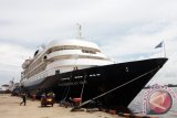 Banjarmasin, 4/4 - Singgahi Trisakti - Kapal Pesiar MV Caledonian Sky bersiap melanjutkan pelayaran dari pelabuhan Trisakti Banjarmasin, Kamis (4/4). MV Caledonia Sky dengan 99 turis asing malakukan pelayaran wisata dari Balikpapan (Kaltim) menuju Kuching (Malaysia), singgah di Banjarmasin untuk menikmati pesona pasar terapung Lok Baintan (Kabupaten Banjar) dan Musium Lambung Mangkurat Banjarbaru. Foto Antara/Herry Murdy Hermawan/B