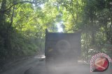 Ruas jalan antara Sanggau - Semuntai di Kalimantan Barat yang rusak dan sempit membuat jarak 18 kilometer ditempuh satu jam lebih. Jalan tersebut jalur utama menuju kawasan timur Kalbar yang mencakup Kabupaten Sekadau, Sintang, Melawi dan Kapuas Hulu. 