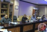 Wakil Ketua Komisi I, Pdt Yefta Berto dan Sekretaris Komisi I, Syaparudin, saat memimpin rapat dengar pendapat dengan Biro Hukum Setprov Kaltim, mendukung program Pemerintah Provinsi Kaltim menyosialisasikan Peraturan Daerah (Perda), terutama yang baru dibentuk. (Lia Sanyoto/Humas DPRD Kaltim)