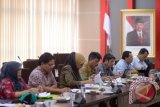 Komisi II DPRD Kaltim dipimpin ketuanya, H Rusman Ya&acirc;€™qub, menggelar rapat dengar pendapat (RDP) dengan jajaran Dinas Perkebunan Kaltim. Soal peningkatan produksi komoditas non sawit menjadi bahasan serius pada RDP ini. (Aditya Lesmana/Humas DPRD Kaltim)