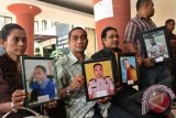 Jakarta (Antara Bali) - Keluarga korban penyerangan LP Cebongan (dari kiri) Jorhans Kadja, Yohanes Lado dan Victor Mambait saat mendatangi kantor Komnas HAM sebelum pertemuan kedua pihak di kantor Komnas HAM, Jakarta, Kamis (11/4). Perwakilan keluarga korban LP Cebongan mendatangi kantor Komnas HAM untuk melakukan pengaduan atas kasus penembakan anggota keluarganya. Perwakilan keluarga ini datang bersama perwakilan dari Komisi untuk Orang Hilang dan Korban Tindak Kekerasan (Kontras).FOTO ANTARA/Reno Esnir/nym/2013.