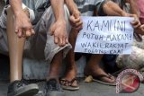 Medan (Antara Bali) - Sejumlah pasien penderita kusta dari Rumah Sakit Kusta Sicanang melakukan aksi unjukrasa dengan mendatangi kantor DPRD Sumut, Medan, Kamis (11/4). Mereka menuntut pemerintah untuk memperhatikan para pasien kusta karena sudah seminggu para pasien tersebut tidak mendapatkan makanan dan obat-obatan dari pihak rumah sakit. FOTO ANTARA/Septianda Perdana/nym/2013.