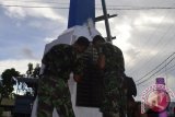 Sejumlah prajurit TNI AD dan TNI AL sedang mengecat tugu konfrontasi Indonesia-Malaysia yang masih berdiri kokoh dekat alun-alun kota Kabupaten Nunukan, Kaltim, Kamis (4/4). Hal ini digelar sebagai salah satu kegiatan pada peringatan Hari Ulang Tahun Persit Candra Kirana ke-67 Tahun 2013 di wilayah itu. (M Rusman/ANTARA)