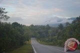 Badau sebagai kota perbatasan wilayah Kabupaten Kapuas Hulu dengan Lubok Antu, Sarawak, terus berkembang dengan pembangunan infrastruktur, khususnya jalan. Demikian pula jalan dari perbatasan menuju Lubok Antu, Sarawak sudah tampak mulus. Foto Antara Kalbar/Teguh Imam Wibowo