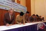 BANDA ACEH (Antara Babel)- Gubernur Aceh Zaini Abdullah (kiri) bersama pimpinan daerah Kabupaten/Kota menandatangani MoU kerjasama implementasi Sistim Informasi Manajemen Gaji (SIMGAJI) PNS dan pelayanan proaktif dengan PT Taspen (Persero) di Banda Aceh, Kamis (25/4). Sebanyak 154 termasuk empat provinsi dan delapan kota dari 524 Pemerintah Daerah diseluruh Indonesia telah memanfaatkan aplikasi SIMGAJI dari PT Taspen (Persero). FOTO ANTARA/Irwansyah Putra/ed/nz/13.