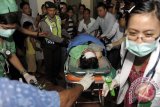 Denpasar (Antara Bali) - Salah satu korban pesawat Lion Air mendapat perawatan medis di Rumah Sakit Kasih Ibu, Kedonganan, Denpasar, Bali, Sabtu (13/4). Pesawat Lion Air dengan nomor penerbangan JT-960 rute Bandung-Denpasar tergelincir di Bandara Ngurah Rai saat mendarat sehingga menyebabkan ratusan penumpang cedera. FOTO ANTARA/Nyoman Budhiana/nym/2013.
