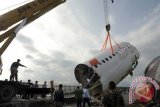 Denpasar (Antara Bali) - Alat berat mengangkat potongan Pesawat Lion Air yang mengalami kecelakaan saat mulai dipindahkan di Bandara Ngurah Rai Denpasar, Bali, Rabu (17/4). Bangkai pesawat Boeing 737-800 itu dipotong menjadi 6 bagian sehingga memudahkan pemindahannya. FOTO ANTARA/Nyoman Budhiana/nym/2013.