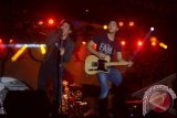 Tarakan (Antara Bali) - Vokalis Grup band Noah, Ariel (kiri) membawakan lagu hitnya ketika menghibur ribuan warga Kota Tarakan, Kaltim, Minggu (28/4) malam. Aksi panggung Noah tersebut merupakan bagian dari Tour 50 Kota Di Indonesia. FOTO ANTARA/Fadlansyah/nym/2013.