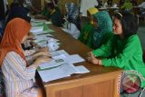 Jajaran pengurus Partai Bulan Bintang (PBB) Kabupaten Nunukan saat menyerahkan berkas caleg di Kantor KPU Nunukan, Minggu (21/4). Sembilan parpol di Nunukan hingga Minggu (21/4) telah menyerahkan daftar caleg mereka ke KPU yakni PDIP, PKB, Partai Golkar, Partai Nasdem, PAN, PBB, PKS, Partai Demokrat, dan Partai Gerindra. (M Rusman/ANTARA)