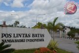Badau sebagai kota perbatasan wilayah Kabupaten Kapuas Hulu dengan Lubok Antu, Sarawak, terus berkembang dengan pembangunan infrastruktur, khususnya jalan. Pos Lintas Batas Nanga Badau  berperan penting untuk pengawasan arus keluar masuk barang, kendaraan atau orang dari dan ke wilayah Indonesia-Malaysia. Foto Antara Kalbar/Teguh Imam Wibowo
