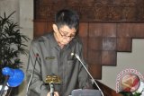 Sekwan, H Fachruddin Djaprie membacakan SK DPRD Kaltim tentang pengesahan dua Perda, yakni Perda tentang Tangggung Jawab Sosial dan Lingkungan Perseroan Terbatas serta Program Kemitraan dan Bina Lingkungan, serta Perda tentang Penanggulangan Bencana Daerah, dalam Rapat Paripurna 9 DPRD Kaltim yang dipimpin Wakil Ketua Yahya Anja dan H Hadi Mulyadi, Selasa (16/4). (M Imron Rosyadi/Humas DPRD Kaltim)