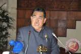 Ketua Pansus pembahas Raperda tentang Tangggung Jawab Sosial dan Lingkungan Perseroan Terbatas serta Program Kemitraan dan Bina Lingkungan, H Suwandi, ketika menyampaikan laporan akhir hasil kerja Pansus dalam Rapat Paripurna 9 DPRD Kaltim yang dipimpin Wakil Ketua Yahya Anja dan H Hadi Mulyadi, Selasa (16/4). (M Imron Rosyadi/Humas DPRD Kaltim)
