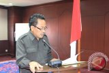 Anggota Pansus pembahas Raperda tentang Reklamasi dan Pasca Tambang, Datuk Yasir Arafat, ketika menyampaikan laporan hasil kerja dan meminta perpanjangan masa kerja Pansus dalam rapa paripurna ke-8 yang dipimpin Wakil Ketua DPRD Kaltim, H Aji Sofyan Alex, didampingi Wakil Ketua DPRD Kaltim, Yahya Anja, dengan agenda penyampaian laporan hasil kerja empat Pansus Dewan. (Herlinda Yunianti/Humas DPRD Kaltim)