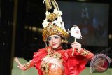 Jakarta (Antara Bali) - Bintang film yang juga penyanyi Dewi Persik memakai busana rancangan desainer Gede Yudhi dalam pembukaan Kemang Fashion Week Diva Glam di Avenue Of The Stars Show, Lippo Mall Kemang, Jakarta, Selasa, (10/4). FOTO ANTARA/Teresia May/nym/2013.