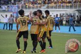 Pemain Mitra Kukar Arif Suyono memeluk rekannya Paulo Daniel Frangipane setelah mencetak gol kemenangan Tim "Naga Mekes" 2-0 atas tamunya Persiba Balikpapan dalam lanjutan pertandingan Liga Super Indonesia di Stadion Madya Aji Imbut, Tenggarong Seberang, Kamis (11/4). (Hayru Abdi/ANTARA Kaltim)