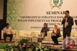 Komisi IV DPRD Kaltim bekerja sama dengan Politeknik Negeri Samarinda, Sabtu (13/4), menggelar seminar dengan tema:  "Sinergitas Strategi dan Kebijakan Daerah dalam Implementasi Program Penanggulangan Kemiskinan". Seminar dibuka Ketua DPRD Kaltim, HM Mukmin Faisyal HP dan menghadirkan nara sumber Arif Tasrif ST MSE, Ketua Kelompok Kerja (Pokja) Kebijakan Bidang Advokasi Tim Nasional Percepatan Penanggulangan Kemiskinan (TNP2K), dengan pembahas Dr Indah Martati SE MM dari Politeknik Negeri Samarinda dan Hj Puji Astuti, anggota Komisi IV DPRD Kaltim. Perlu ada sebuah gerakan terpadu lintas Satuan Kerja Perangkat Daerah (SKPD) dalam menanggulangi kemiskinan. (Lia Sanyoto/Humas DPRD Kaltim/adv/mir) 
