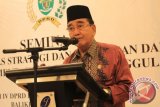 Komisi IV DPRD Kaltim bekerja sama dengan Politeknik Negeri Samarinda, Sabtu (13/4), menggelar seminar dengan tema:  "Sinergitas Strategi dan Kebijakan Daerah dalam Implementasi Program Penanggulangan Kemiskinan". Seminar dibuka Ketua DPRD Kaltim, HM Mukmin Faisyal HP dan menghadirkan nara sumber Arif Tasrif ST MSE, Ketua Kelompok Kerja (Pokja) Kebijakan Bidang Advokasi Tim Nasional Percepatan Penanggulangan Kemiskinan (TNP2K), dengan pembahas Dr Indah Martati SE MM dari Politeknik Negeri Samarinda dan Hj Puji Astuti, anggota Komisi IV DPRD Kaltim. (Lia Sanyoto/Humas DPRD Kaltim/adv/mir) 
