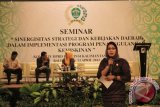 Komisi IV DPRD Kaltim bekerja sama dengan Politeknik Negeri Samarinda, Sabtu (13/4), menggelar seminar dengan tema:  "Sinergitas Strategi dan Kebijakan Daerah dalam Implementasi Program Penanggulangan Kemiskinan". Seminar dibuka Ketua DPRD Kaltim, HM Mukmin Faisyal HP dan menghadirkan nara sumber Arif Tasrif ST MSE, Ketua Kelompok Kerja (Pokja) Kebijakan Bidang Advokasi Tim Nasional Percepatan Penanggulangan Kemiskinan (TNP2K), dengan pembahas Dr Indah Martati SE MM dari Politeknik Negeri Samarinda dan Hj Puji Astuti, anggota Komisi IV DPRD Kaltim.  (Lia Sanyoto/Humas DPRD Kaltim/adv/mir) 
