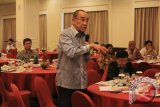 Komisi IV DPRD Kaltim bekerja sama dengan Politeknik Negeri Samarinda, Sabtu (13/4), menggelar seminar dengan tema:  "Sinergitas Strategi dan Kebijakan Daerah dalam Implementasi Program Penanggulangan Kemiskinan". Seminar dibuka Ketua DPRD Kaltim, HM Mukmin Faisyal HP dan menghadirkan nara sumber Arif Tasrif ST MSE, Ketua Kelompok Kerja (Pokja) Kebijakan Bidang Advokasi Tim Nasional Percepatan Penanggulangan Kemiskinan (TNP2K), dengan pembahas Dr Indah Martati SE MM dari Politeknik Negeri Samarinda dan Hj Puji Astuti, anggota Komisi IV DPRD Kaltim. (Lia Sanyoto/Humas DPRD Kaltim/adv/mir) 
