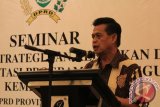 Komisi IV DPRD Kaltim bekerja sama dengan Politeknik Negeri Samarinda, Sabtu (13/4), menggelar seminar dengan tema:  "Sinergitas Strategi dan Kebijakan Daerah dalam Implementasi Program Penanggulangan Kemiskinan". Seminar dibuka Ketua DPRD Kaltim, HM Mukmin Faisyal HP dan menghadirkan nara sumber Arif Tasrif ST MSE, Ketua Kelompok Kerja (Pokja) Kebijakan Bidang Advokasi Tim Nasional Percepatan Penanggulangan Kemiskinan (TNP2K), dengan pembahas Dr Indah Martati SE MM dari Politeknik Negeri Samarinda dan Hj Puji Astuti, anggota Komisi IV DPRD Kaltim. (Lia Sanyoto/Humas DPRD Kaltim/adv/mir) 
