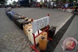 Jombang (Antara Bali) - Puluhan warga menunggu antrian untuk mendapatkan solar subsidi dengan membariskan jerigen di SPBU Blimbing, Jombang, Jawa Timur, Selasa (23/4). Pasokan solar di SPBU setempat datang setiap tiga hari sekali sebanyak 8.000 liter, namun habis dalam waktu tiga jam. FOTO ANTARA/Syaiful Arif/nym/2013.