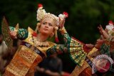 Mojokerto (Antara Bali) - Sejumlah penari membawakan tari Legong Keraton Bali saat pembukaan puncak Hari Pusaka Dunia (Word Heritage Day) di candi Bajang Ratu Trowulan, Mojokerto, Jawa Timur, Kamis (18/4). Peringatan Word Heritage Day dan Tahun Pusaka Indonesia 2013 tersebut ditampilkan berbagai acara sebagai upaya pelestarian situs penginggalan Kerajaan Majapahit di Trowulan. FOTO ANTARA/Syaiful Arif/nym/2013.