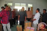 Wakil Menteri Pendidikan dan Kebudayaan Rebuplik Indonesia Bidang Pendidikan Musliar Kasim datang melihat kesiapan Ujian Nasional (UN) 2013 di Kutai Kartanegara, Minggu (21/4), didampingi Sekkab Kukar Edi Damansyah. (Dok. Humas Kukar)