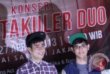 Dua penyanyi Indonesia, Vidi Aldiano ( kiri) dan Afgan Syah Reza (kanan) menghadiri konfrensi pers jelang "Simpati Konser Spektakuler Duo" di Jakarta, Senin (1/4) . Konser kolaborasi duo bagi para penggemar Afgan dan Vidi ini akan digelar pada 27 April 2013 di Balai Sarbini.FOTO ANTARA/ Teresia May