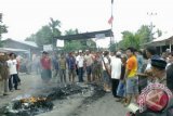 Musi Rawas (Antara Bali) - Sejumlah warga memblokir jalan lintas Sumatera di Kecamatan Rupit, Musi Rawas, Sumatera Selatan, Selasa (30/4). Aksi itu merupakan buntut dari aksi unjuk rasa mempertanyakan perkembangan pembentukan Kabupaten Musi Rawas Utara (Muratara) yang berakhir bentrok antara warga dengan aparat kepolisian. FOTO ANTARA/Nur Muhamad/nym/2013.