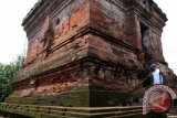 Sidoarjo (Antara Bali) - Seorang pekerja melakukan perawatan rutin Candi Pari yang merupakan satu-satunya candi peninggalan kerajaan Mojopahit yang bentuk sempurnanya berpola candi Khamer ( Birma ) dan Champa ( Thailand ) di desa Candi Pari , Kecamatan Porong, Sidoarjo, Jawa Timur, Jumat (12/4). Perawatan candi meliputi pembersihan lumut, jamur dan rumput yang tumbuh di permukaan batu untuk menghindari pelapukan sebagai upaya menjaga kelestarian cagar budaya. FOTO ANTARA/Rudi Mulya/nym/2013.