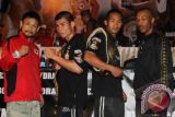 Juara Dunia Kelas Super Bulu versi WBA Chris "The Dragon" John (kedua kiri) didampingi Juara Dunia Kelas Bulu Versi IBO Daud "Cino" Yordan (kedua kanan), Petinju Jepang Satoshi "Bazooka" Hasono (kiri) dan Petinju Afrika Selatan Mantan Juara Dunia IBO Simphiwe "V12" Vetyeka (kanan) foto bersama seusai konferensi pers di Jakarta, Jumat (12/4). Dragon Fire menyelenggarakan dua pertandingan Gelar Juara Dunia Tinju yang diselenggarakan pada 14 April 2013 mempertemukan Chris Jhon dengan petinju asal Jepang Satoshi Hosono dan Daud Yordan dengan Simphiwe Vetyeka. ANTARA/M Agung Rajasa