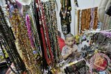 Seorang bocah memperhatikan berbagai produk cinderamata tradisional suku Dayak di salah satu gerai peserta Pekan Budaya Dayak 2013 di Istora Senayan, Jakarta, Sabtu (27/4). Ajang promosi budaya yang berlangsung hingga 30 April 2013 menampilkan berbagai produk dan potensi Kalimantan, khususnya budaya suku Dayak. FOTO ANTARA/Ismar Patrizki